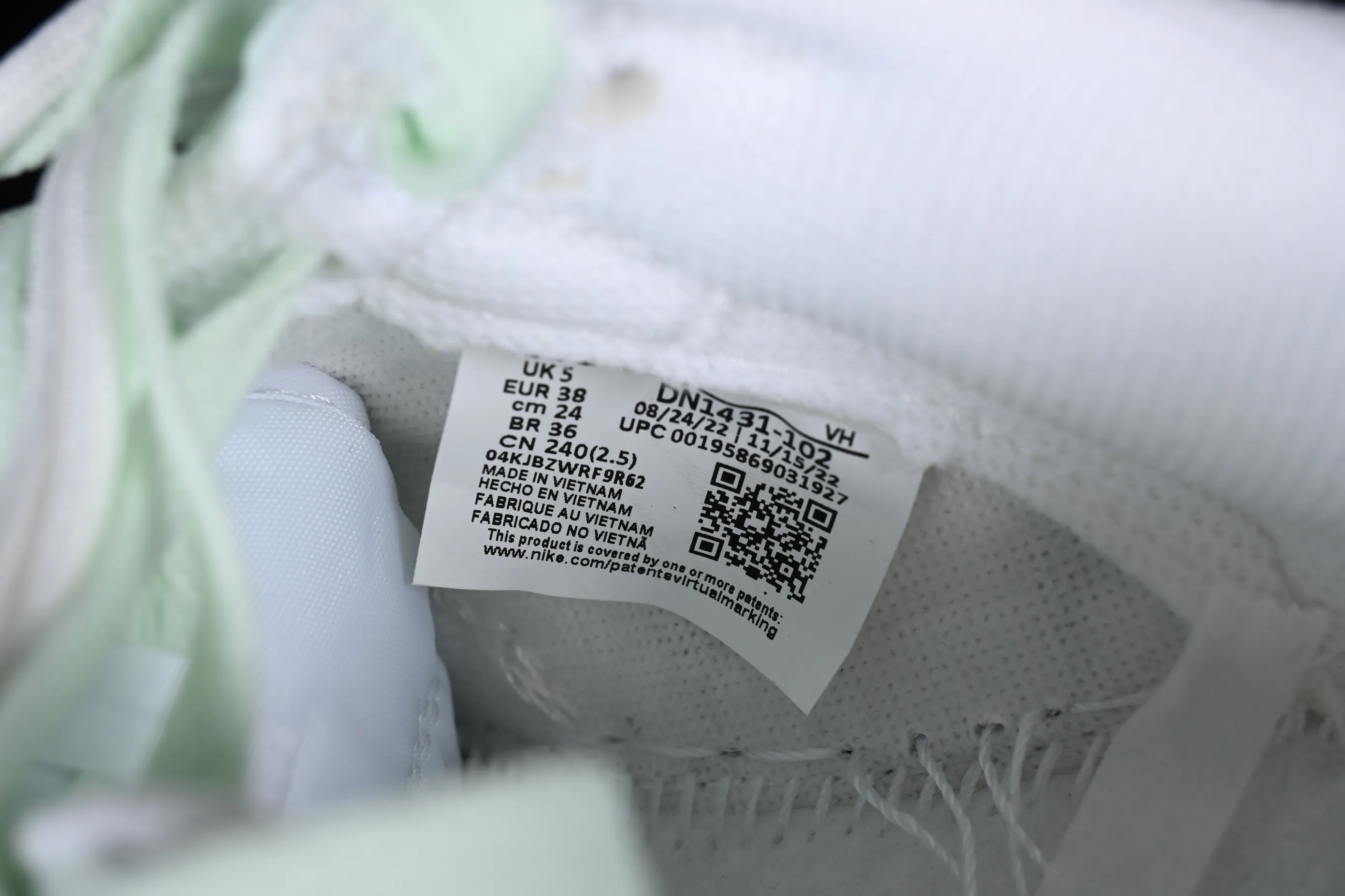 All categories Nk SB Dunk series Nk SB Dunk Low low-top sneakers J version Nk Dunk Low "White Mint" light green strap deconstruction SB smashed backboard fashion casual sneakers DN1431-102